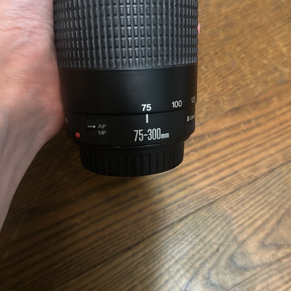 Canon EF 75-300mm lens - Picture 2 of 6